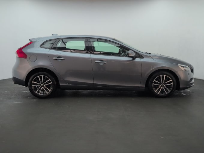 2025 Volvo V40