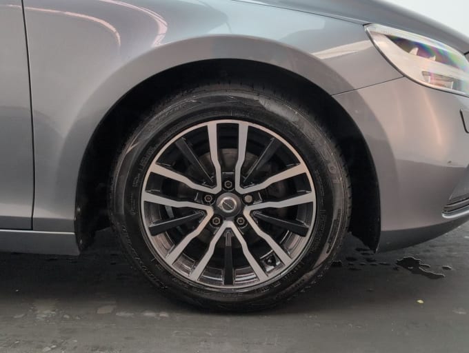 2025 Volvo V40