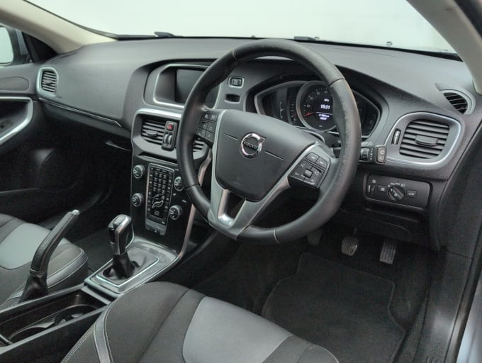 2025 Volvo V40
