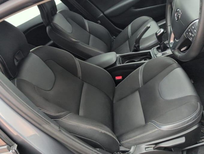 2025 Volvo V40