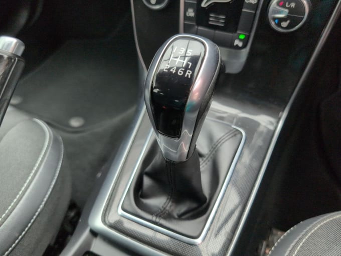 2025 Volvo V40