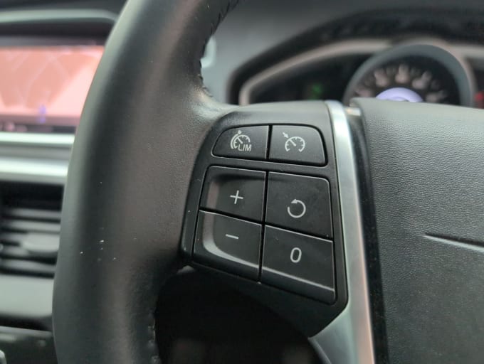 2025 Volvo V40