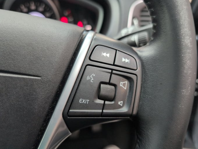 2025 Volvo V40
