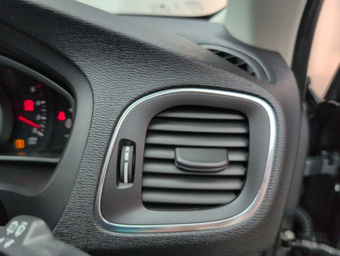2025 Volvo V40