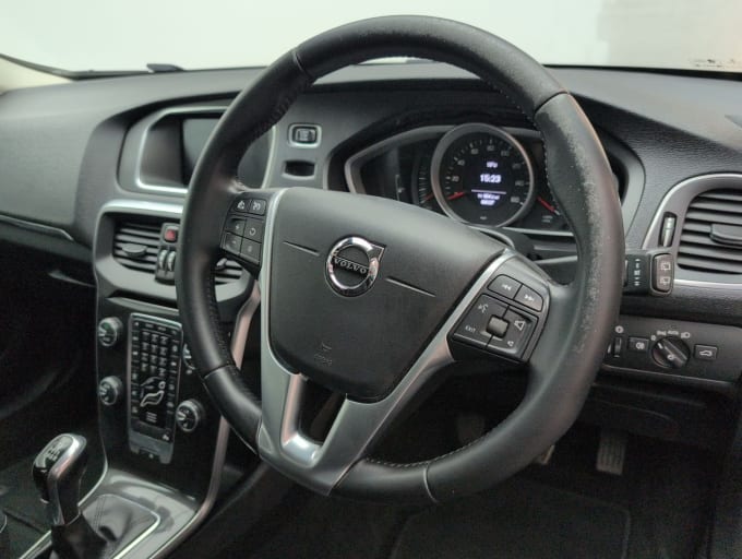 2025 Volvo V40