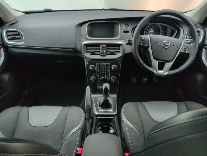 2025 Volvo V40