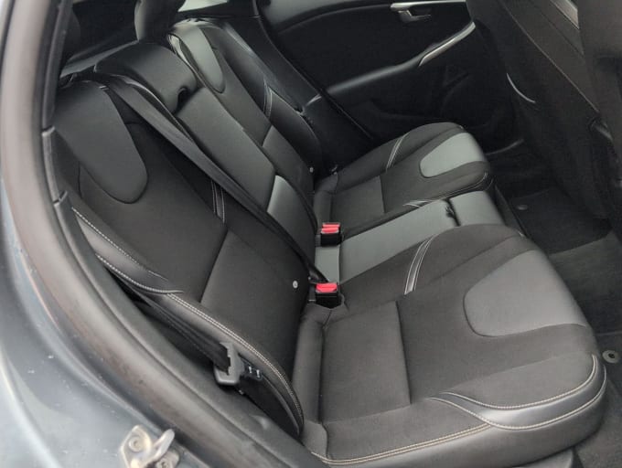 2025 Volvo V40