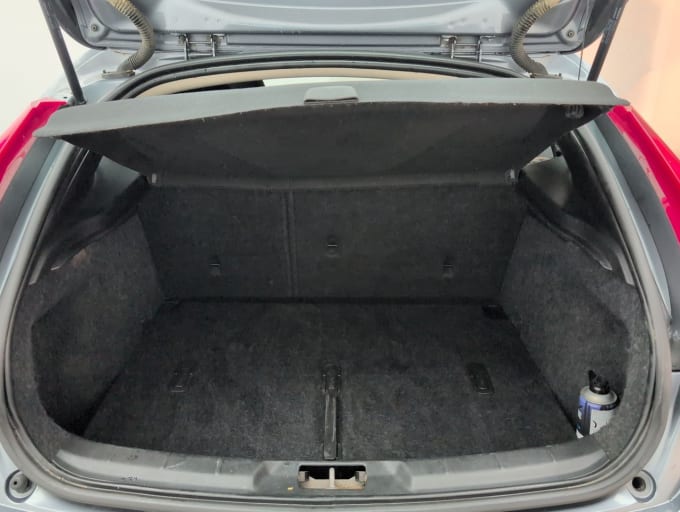 2025 Volvo V40