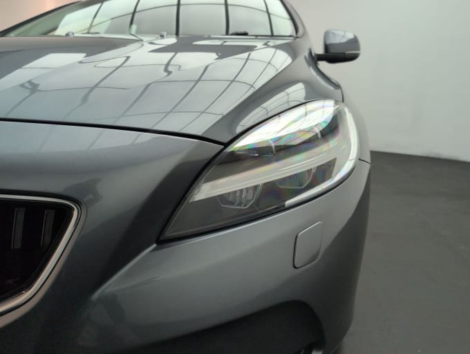2025 Volvo V40