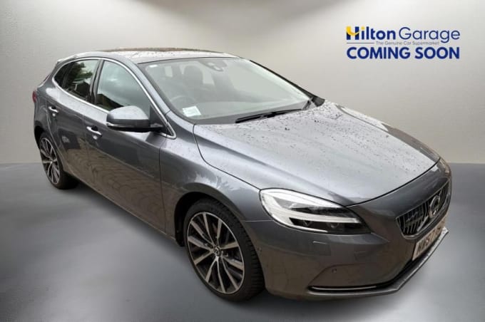 2025 Volvo V40