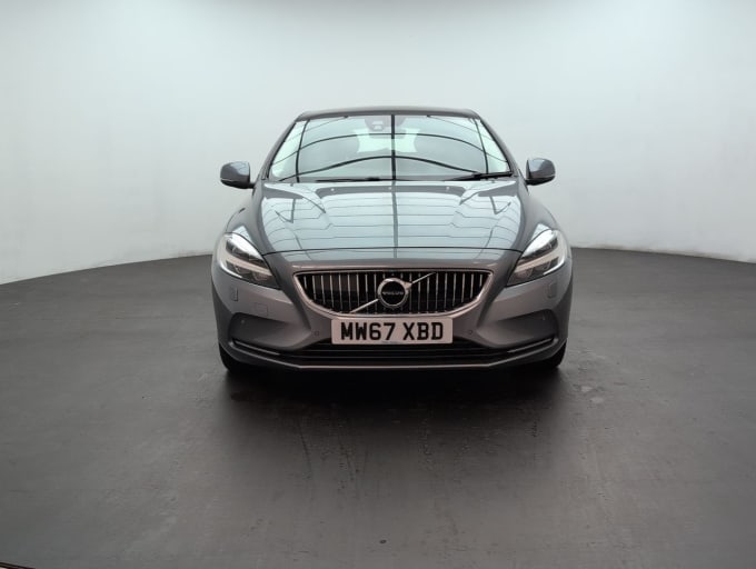 2025 Volvo V40