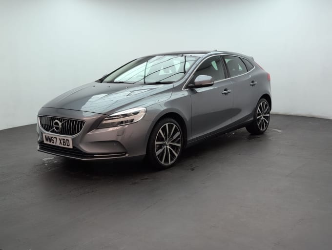 2025 Volvo V40