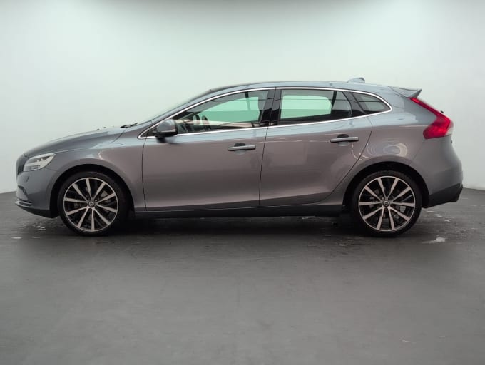 2025 Volvo V40