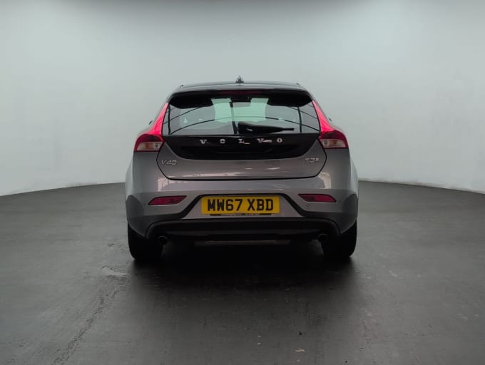 2025 Volvo V40