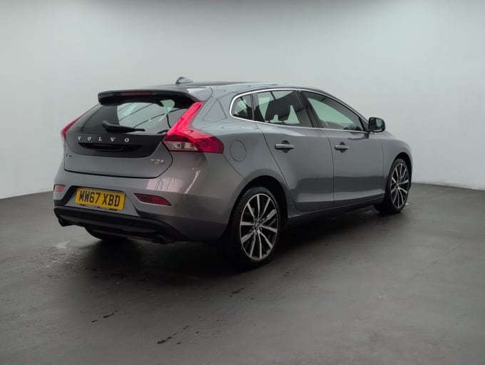 2025 Volvo V40
