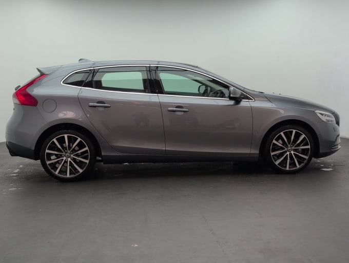 2025 Volvo V40