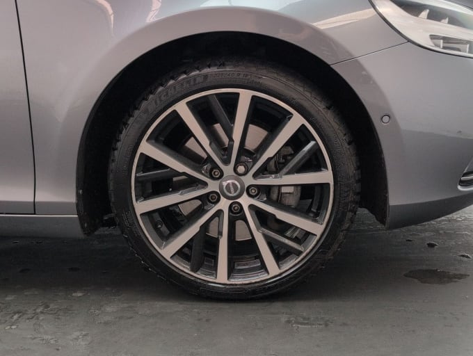 2025 Volvo V40