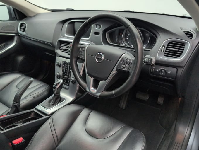 2025 Volvo V40