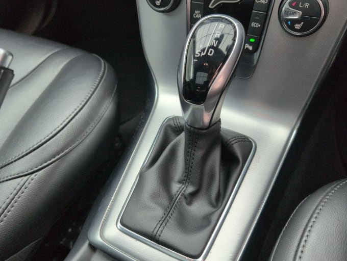 2025 Volvo V40