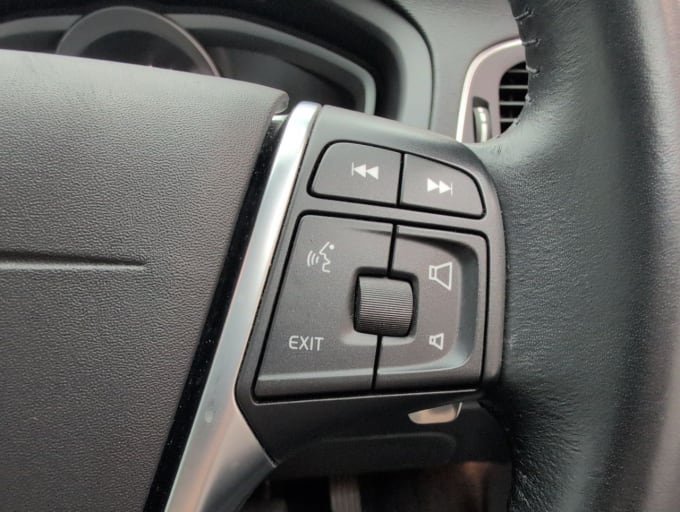 2025 Volvo V40
