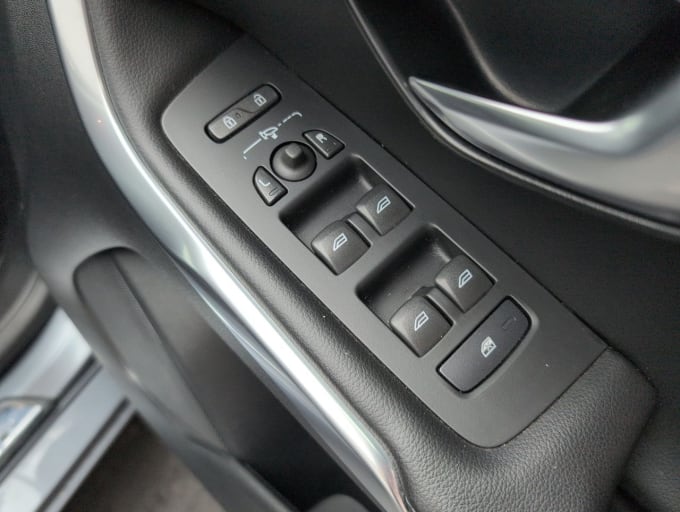 2025 Volvo V40