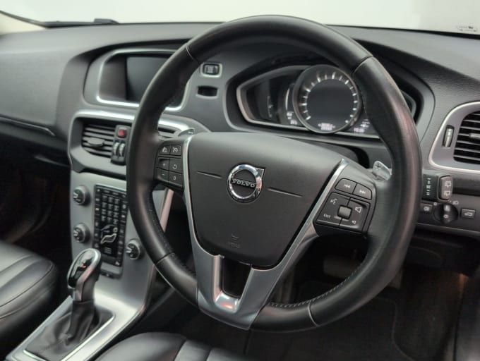 2025 Volvo V40