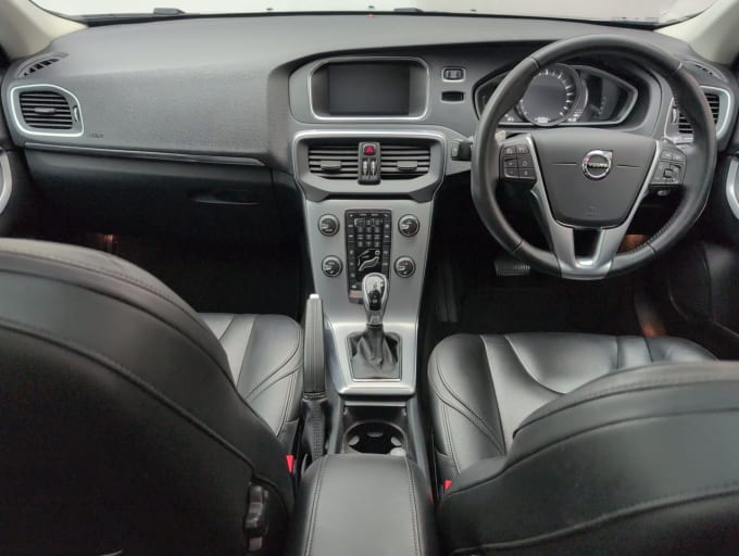 2025 Volvo V40