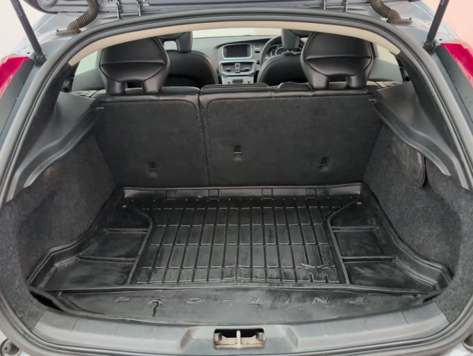 2025 Volvo V40