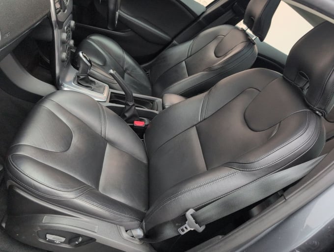 2025 Volvo V40