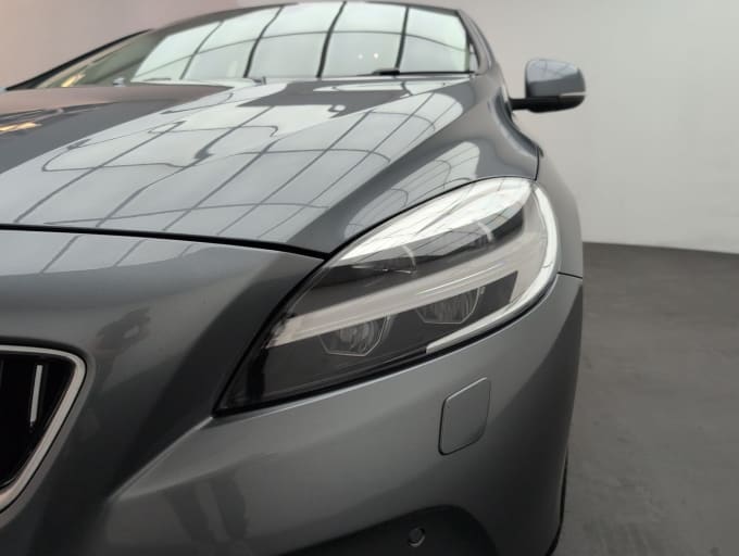 2025 Volvo V40