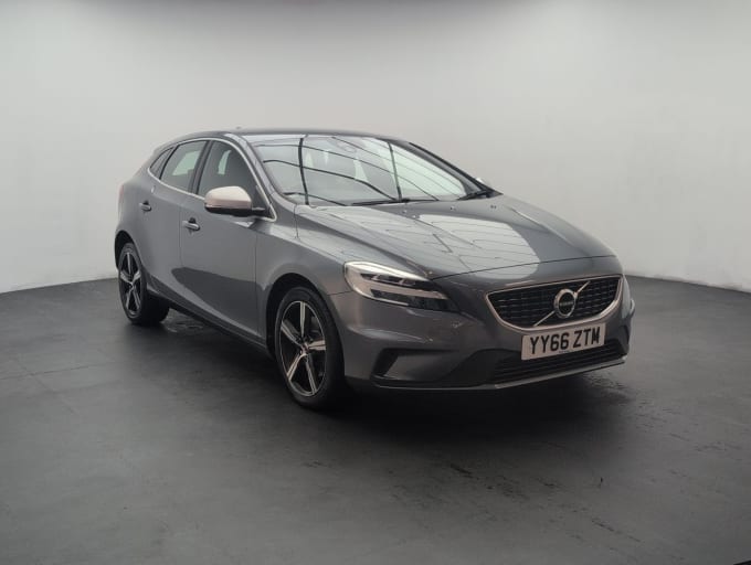 2025 Volvo V40