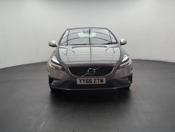 2025 Volvo V40