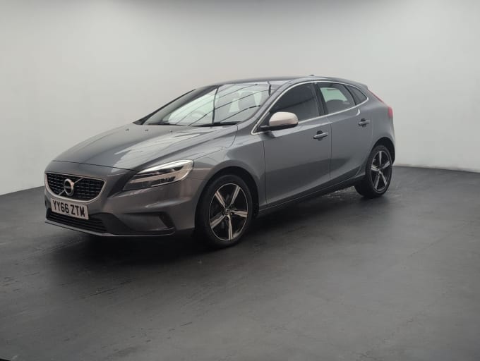 2025 Volvo V40