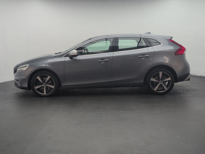 2025 Volvo V40