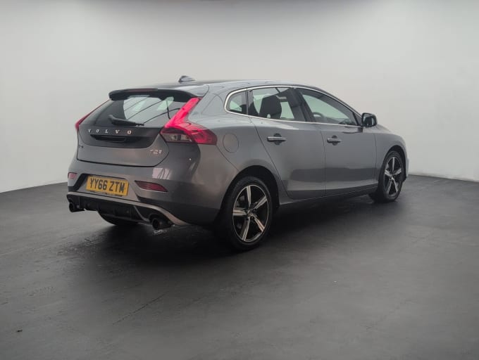 2025 Volvo V40