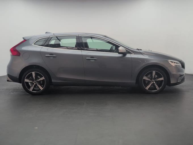 2025 Volvo V40