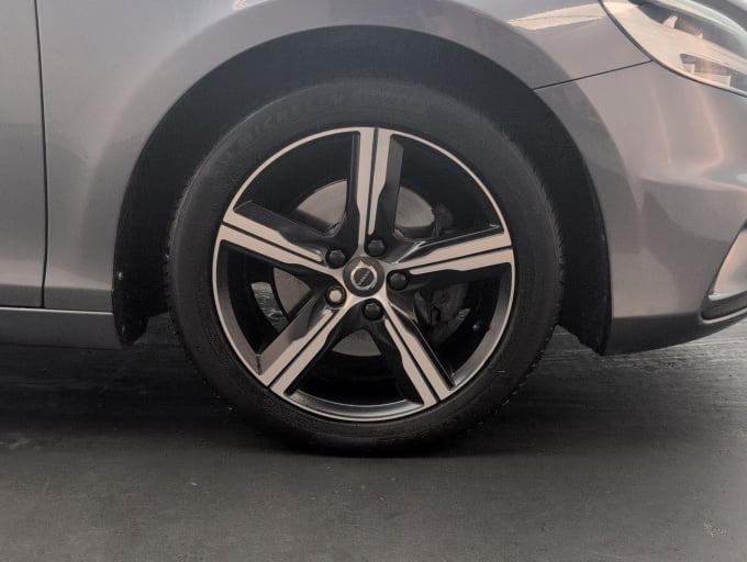 2025 Volvo V40