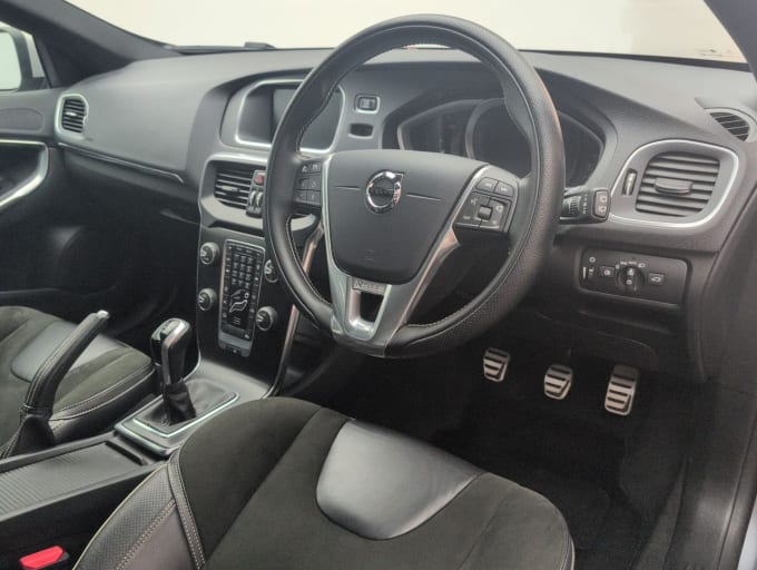 2025 Volvo V40