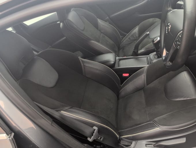 2025 Volvo V40
