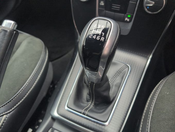 2025 Volvo V40