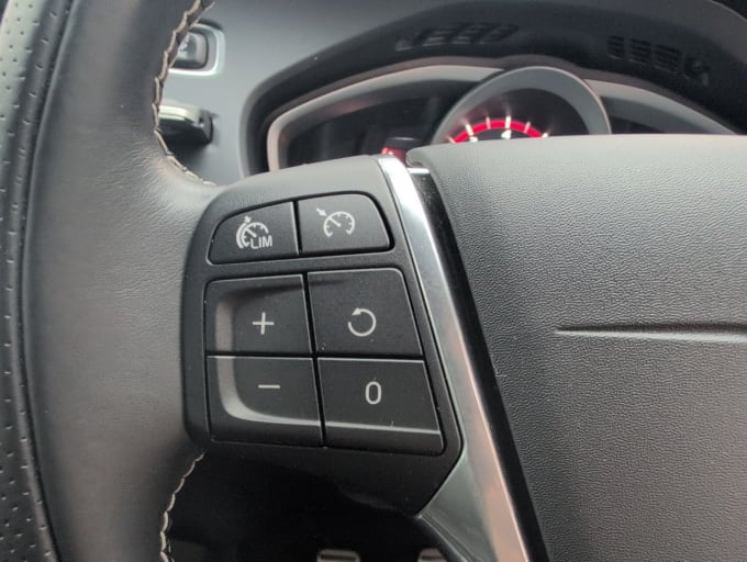 2025 Volvo V40