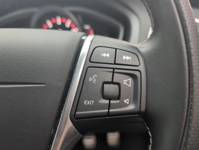 2025 Volvo V40
