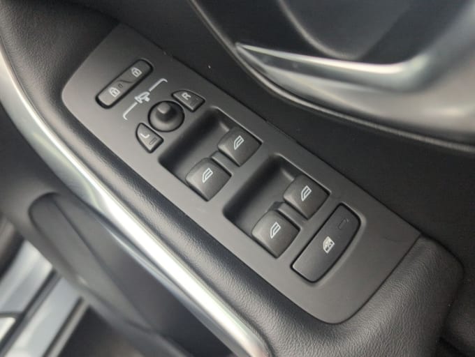 2025 Volvo V40