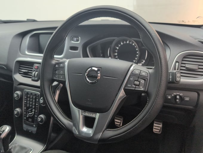 2025 Volvo V40