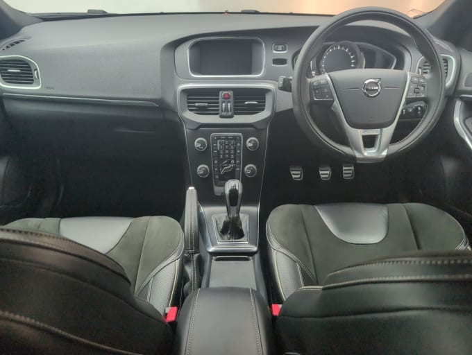 2025 Volvo V40