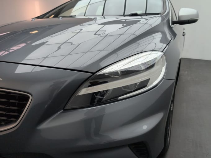 2025 Volvo V40