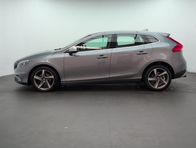 2025 Volvo V40