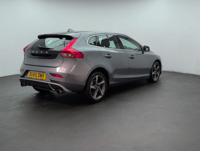 2025 Volvo V40