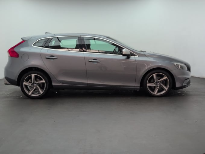2025 Volvo V40
