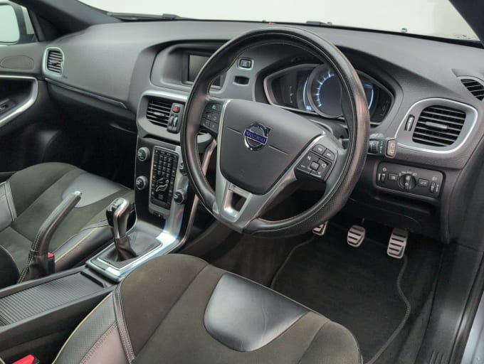 2025 Volvo V40